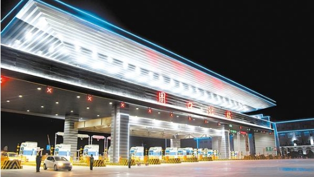 周口北收費站流光溢彩，一派迎接省十三運會的喜慶氛圍