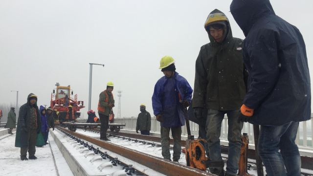 致敬！風雪中的高鐵建設(shè)者