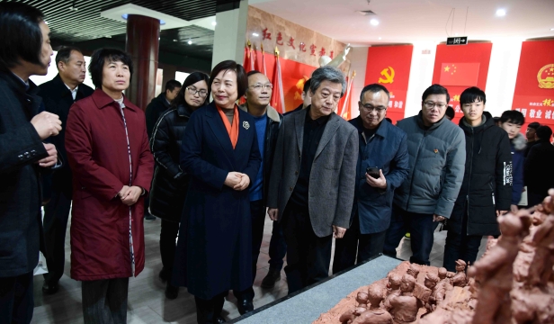 張振?！胺榛鹉甏扁x瓷泥塑藝術(shù)展在周口市文化中心展出